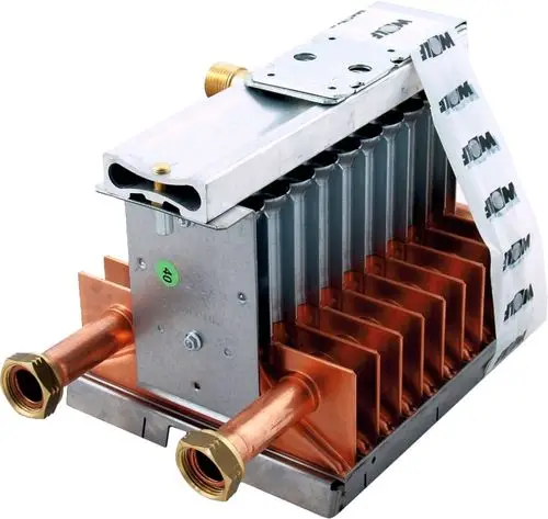Gasburner mit metallischen Komponenten und Kupferanschlüssen, gekennzeichnet mit der Marke Wolf, zur Verwendung in Heizsystemen.